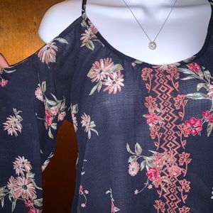 ✨🌸 NWOT Off The Shoulder Floral Top 🌸✨